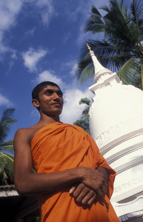 Asien, Indischer Ozean, Sri Lanka,
Ein Moench bei einem kleinen Tempel beim Kuestendorf Hikkaduwa an der Suedwestkueste von Sri Lanka. (URS FLUEELER)






のeditorial素材