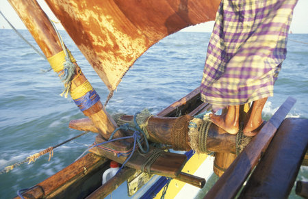 Asien, Indischer Ozean, Sri Lanka,Ein traditionelles Fischerboot mit Fischern im Kuestendorf...