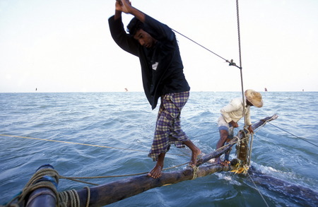 Asien, Indischer Ozean, Sri Lanka,Ein traditionelles Fischerboot mit Fischern im Kuestendorf Negombo an der Westkueste von Sri Lanka. (URS FLUEELER)のeditorial素材