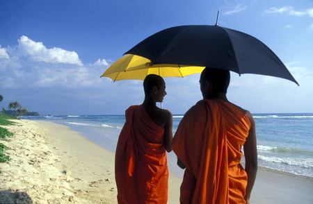 Asien, Indischer Ozean, Sri Lanka,Zwei Moenche an einem Traumstrand beim Kuestendorf Hikkaduwa an der Suedwestkueste von Sri Lanka. (URS FLUEELER)のeditorial素材