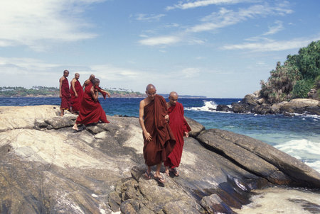 Asien, Indischer Ozean, Sri Lanka,Zwei Moenche an einem Traumstrand beim Kuestendorf Hikkaduwa an...
