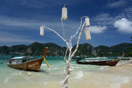 A Beach on the Island of Ko PhiPhi on Ko Phi Phi Island outside of the City of Krabi on the Andaman Sea in the south of Thailand. のeditorial素材