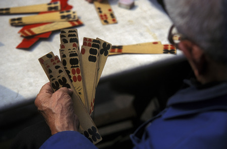 Older people play chinese games in a parc in the city of Chengdu in the provinz Sichuan in centrall China.のeditorial素材