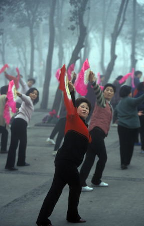 people making Tai Chi in the morning in the city of Chengdu in the provinz Sichuan in centrall China.のeditorial素材