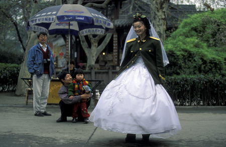 a chinese Wedding couple in a parc in the city of Chengdu in the provinz Sichuan in centrall China.のeditorial素材