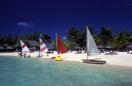 Ein Sandstrand an der ostkueste von Mauritius im Indischen Ozean. のeditorial素材