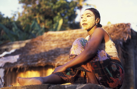a women in the city of Moutsamudu on the Iceland of Anjouan on the Comoros in the Indian Ocean Ilands in Africa.のeditorial素材