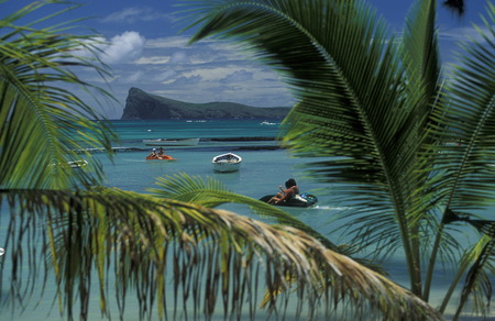 A sandy beach on the west coast of Mauritius in the Indian Ocean.のeditorial素材