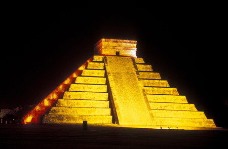 The pyramid of the Mayan ruins of Chichen Itza in the Yucatan state in the peninsula Yuctan in sueden of Mexico in Central America.のeditorial素材