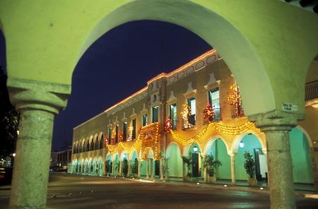 The Parque Francisco Canton Rosado in the twilight in the old town in the province of Valladolid Yucatan in Mexico.のeditorial素材