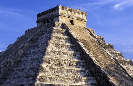 The pyramid of the Mayan ruins of Chichen Itza in the Yucatan state in the peninsula Yuctan in sueden of Mexico in Central America.のeditorial素材
