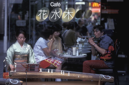a tea ceremony in a traditional teahouse in the city center of Tokyo in Japan in Asia,のeditorial素材