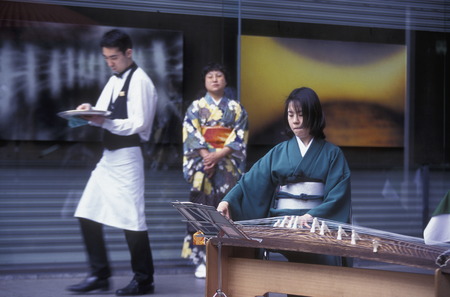 a tea ceremony in a traditional teahouse in the city center of Tokyo in Japan in Asia,のeditorial素材
