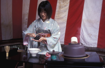 a tea ceremony in a traditional teahouse in the city center of Tokyo in Japan in Asia,のeditorial素材