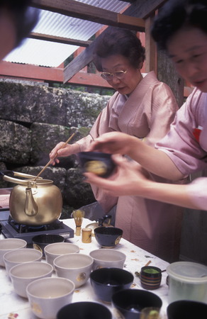 a tea ceremony in a traditional teahouse in the city center of Tokyo in Japan in Asia,のeditorial素材