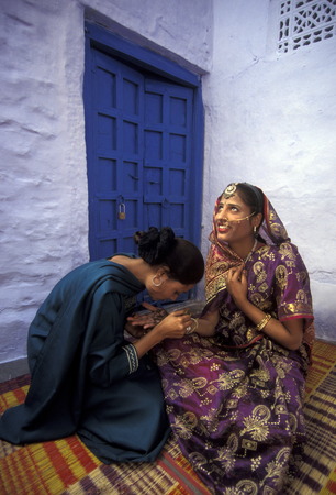 a women is making henna in the town of Jaisalmer in the province of Rajasthan in India.のeditorial素材
