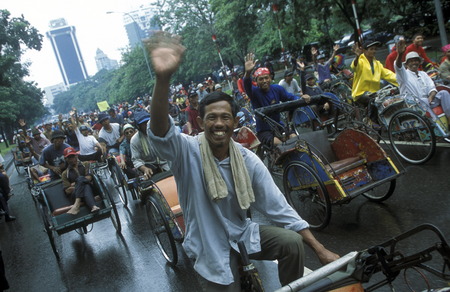 a riksha taxi driver Protest in the city centre of Jakarta in Indonesia in Southeastasia.のeditorial素材
