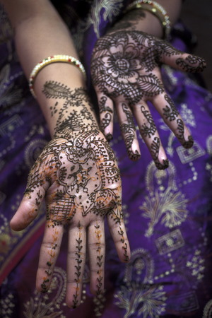 a women is making henna in the town of Jaisalmer in the province of Rajasthan in India.のeditorial素材