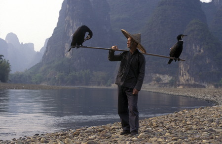 the landscape at the Li River near Yangshuo near the city of Guilin in the Guangxi Province of China in in east asia.のeditorial素材