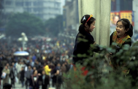 People at the main square in the city of Chongqing in the province of Sichuan in China in east asia.のeditorial素材