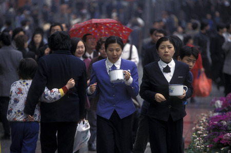 People with tea at the main square in the city of Chongqing in the province of Sichuan in China in east asia.のeditorial素材