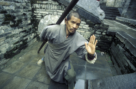 Shaolin monk at the Shaolin Monestry in the town of Shaolin in the province of Henan in China in east asia.のeditorial素材