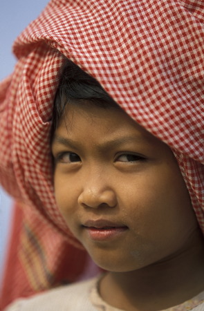 A girl on the Tonle Sap Lake in Siem Reap and the ancient city of Angkor in Cambodia in Southeast Asia.のeditorial素材