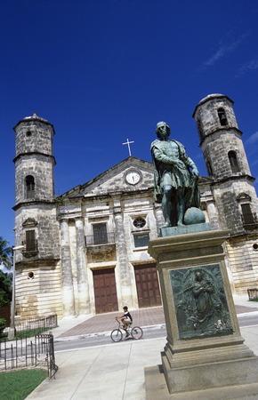 the catedral with a Columbus Monument in the old town of cardenas in the provine of Matanzas on Cuba in the caribbean sea.のeditorial素材