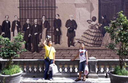 people in the old town of the city Havana on Cuba in the caribbean sea.のeditorial素材