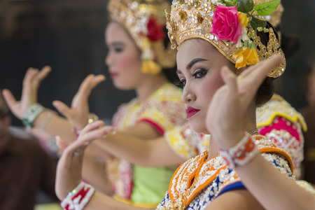 Traditional Dancers at the Erawan Shrine at Pratunam in the Citycentre of Bangkok in Thailand in Southeastasia.のeditorial素材