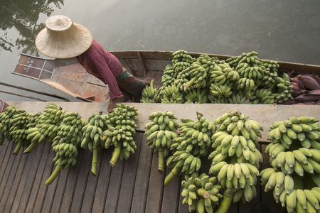 the floating market in the Town of Tha Kha in the Province Samut Songkhram west of the city of Bangkok in Thailand in Southeastasia.のeditorial素材