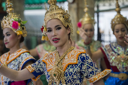Traditional Dancers at the Erawan Shrine at Pratunam in the Citycentre of Bangkok in Thailand in Southeastasia.のeditorial素材