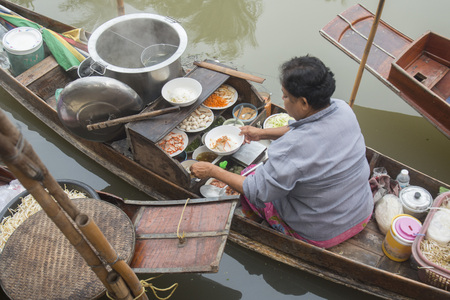 the floating market in the Town of Tha Kha in the Province Samut Songkhram west of the city of Bangkok in Thailand in Southeastasia.のeditorial素材