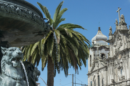 the church Igreja do carmo d dos carmelitas in the old town of  ribeira in the city centre of Porto in Porugal in Europe.の写真素材