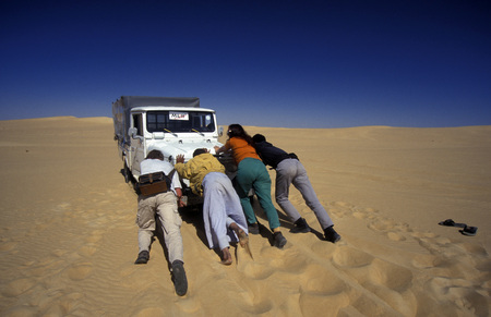 a car defect in the sanddunes near the Oasis and village of Siwa in the lybian or western desert of Egypt in north africaのeditorial素材