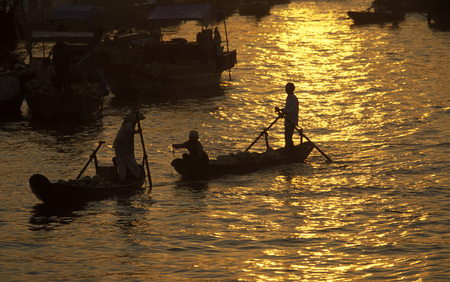 People at the Flooting Market on the Mekong River near the city of Can Tho in the Mekong Delta in Vietnamのeditorial素材