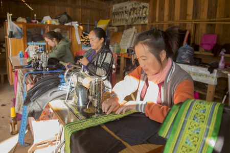 Hmong women making traditional clothes in the town of Phonsavan in the province Xieng Khuang in north Lao in southeastasia.のeditorial素材