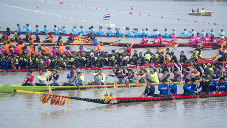 The traditional Longboat Race at the Khlong Chakarai River in the Town of Phimai in the Provinz Nakhon Ratchasima in Isan in Thailand.  Thailand, Phimai, November, 2017のeditorial素材