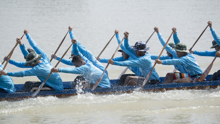 The traditional Longboat Race at the Khlong Chakarai River in the Town of Phimai in the Provinz Nakhon Ratchasima in Isan in Thailand.  Thailand, Phimai, November, 2017のeditorial素材