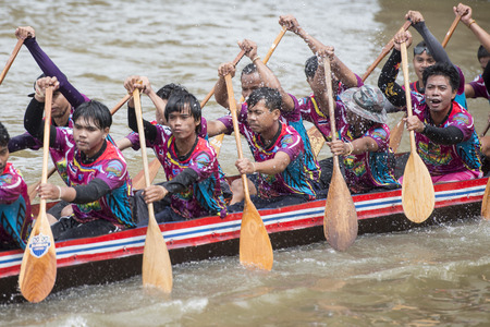 the tradititional Longboat Race at the Mun river of the town of Satuek north of the city Buri Ram in Isan in Northeast thailand.  Thailand, Buriram, November, 2017のeditorial素材