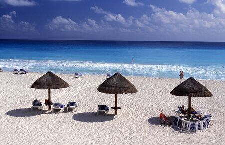 a Beach near Cancun on Yucatan in the Province Quintana Roo in Mexico in Central America.     Mexico, Cancun, January 2009.のeditorial素材