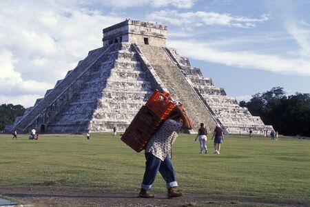 The Maya Ruins with the Kukulkan Pyramide of Chichen Itza in the Province Yucatan in Mexico in Central America.     Mexico, Chichen Itza, January 2009.のeditorial素材