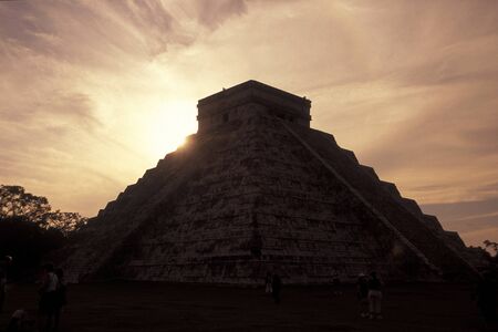 The Maya Ruins with the Kukulkan Pyramide of Chichen Itza in the Province Yucatan in Mexico in Central America.     Mexico, Chichen Itza, January 2009.のeditorial素材
