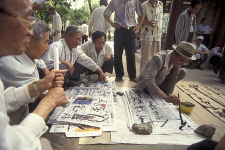 seniors and a calligrapher at the Tapkol Prk in the city of Seoul in South Korea in EastAasia.  Southkorea, Seoul, May, 2006のeditorial素材