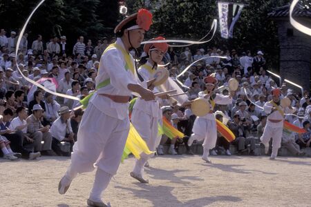 a traditional korean dance show in the city of Seoul in South Korea in EastAasia.  Southkorea, Seoul, May, 2006のeditorial素材