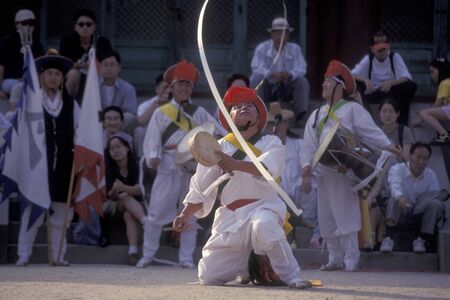 a traditional korean dance show in the city of Seoul in South Korea in EastAasia.  Southkorea, Seoul, May, 2006のeditorial素材