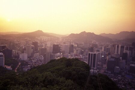 the view from the Seoul Tower in the city centre of Seoul in South Korea in EastAasia.  Southkorea, Seoul, May, 2006のeditorial素材