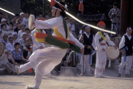a traditional korean dance show in the city of Seoul in South Korea in EastAasia.  Southkorea, Seoul, May, 2006のeditorial素材
