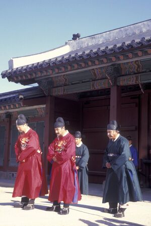 Historically dressed People at the Gyeongbokgung or Kyongbokkung Palace in the city of Seoul in South Korea in EastAasia.  Southkorea, Seoul, May, 2006のeditorial素材