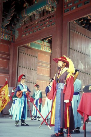 Historically dressed guard at the Daehanmun gate at the Toksugung Palace in the city of Seoul in South Korea in EastAasia.  Southkorea, Seoul, May, 2006のeditorial素材